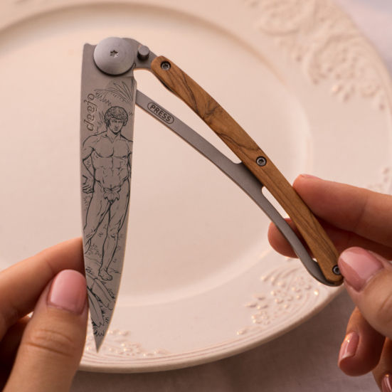 Photo d'un couteau Deejo personalisé avec le tatouage Apollon
