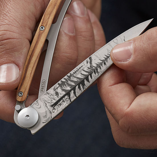 Photo d'un couteau Deejo personalisé avec le tatouage Forêt