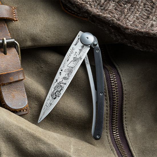 Photo d'un couteau Deejo personnalisé avec le tatouage D-Day