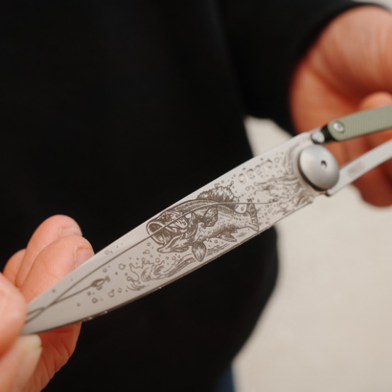 Photo d'un couteau Deejo personnalisé avec le tatouage Canard