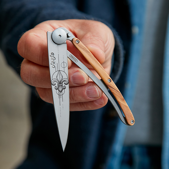 Photo d'un couteau Deejo personnalisé avec le tatouage Fleur de Lys