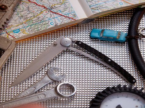 Deejo Serrated 37g, Carbon fiber