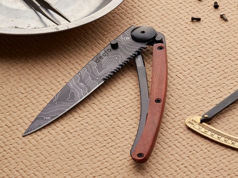 Deejo Serrated 37g, Negro, Palo rojo / Topografia