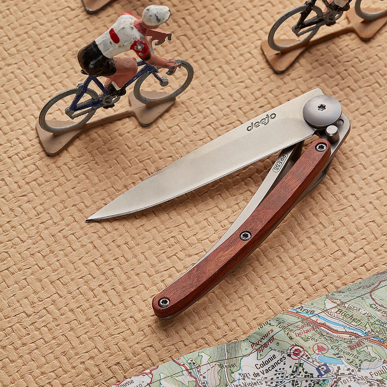 Deejo Serrated 37g, Coral wood / Topography - 37 GR (Standard) - POCKET  KNIVES