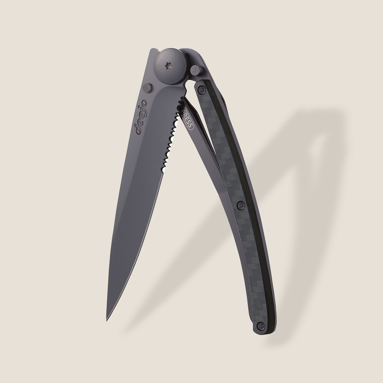 Deejo Serrated 37g, Carbon fiber 37 GR (Standard) POCKET KNIVES