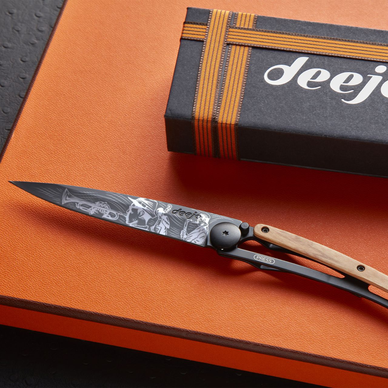 Deejo 37g, Juniper wood / Bicycle - 37 GR (Standard) - POCKET KNIVES